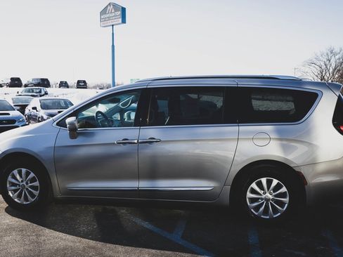 Used 2019 Chrysler Pacifica Touring-L image 21