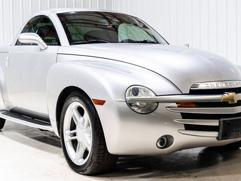 Used 2004 Chevrolet SSR w/ Preferred Equipment Group image 2
