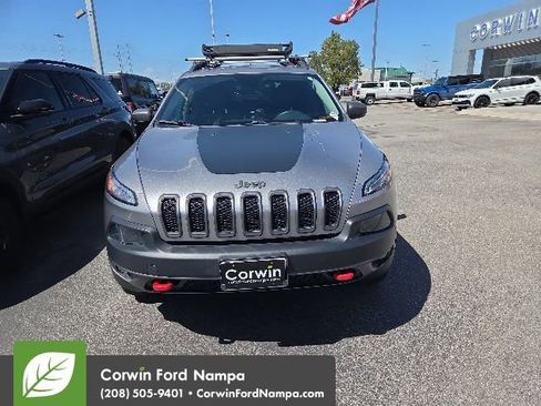 Used 2018 Jeep Cherokee Trailhawk w/ Cold Weather Group AWD/4WD image 2