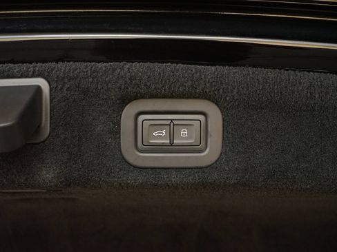 Used 2022 Bentley Flying Spur Plug-In Hybrid AWD/4WD image 34