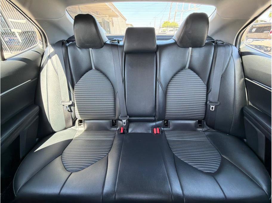 Used 2019 Toyota Camry SE w/ Carpet Mat Package FWD image 11