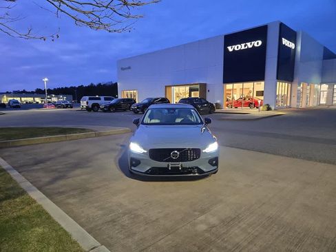 Used 2024 Volvo S60 B5 Plus image 3