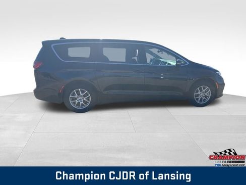 Used 2024 Chrysler Pacifica Touring-L image 6