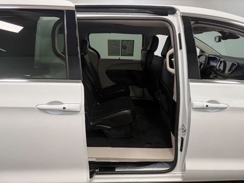 Used 2024 Chrysler Pacifica Touring-L image 66