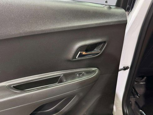 Used 2020 Chevrolet Trax LT w/ LT Convenience Package image 45