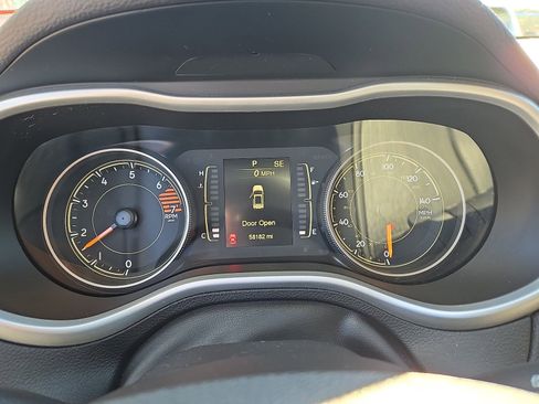 Used 2018 Jeep Cherokee Latitude Plus image 19