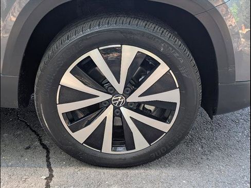 Certified 2022 Volkswagen Taos SE image 7