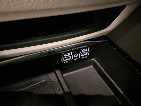 Used 2021 Chrysler Pacifica Limited FWD image 32