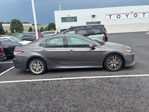 Used 2018 Toyota Camry XLE FWD image 6