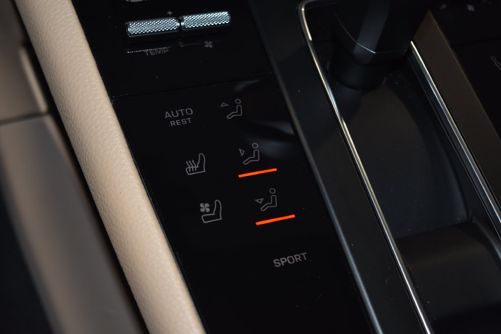 Certified 2025 Porsche Macan AWD/4WD image 16
