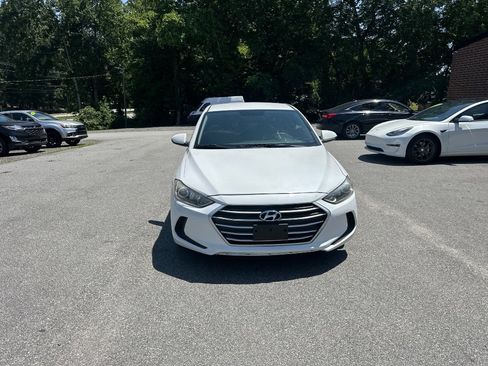 Used 2017 Hyundai Elantra SE FWD image 2