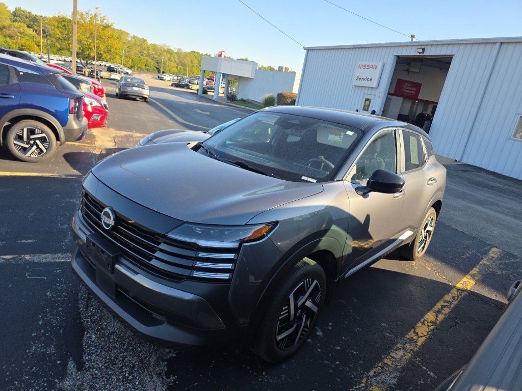 Used 2025 Nissan Kicks SV w/ Charging Package FWD image 1