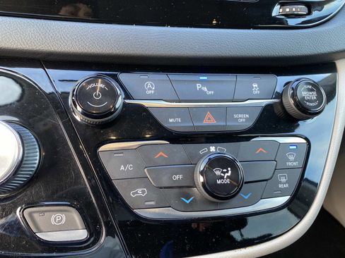 Used 2019 Chrysler Pacifica LX image 12