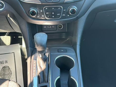 Used 2022 Chevrolet Equinox LT image 18