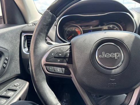 Used 2019 Jeep Cherokee Overland w/ Technology Group AWD/4WD image 22