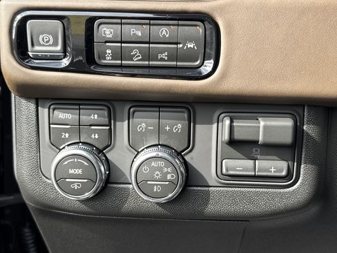 Used 2026 GMC Yukon Denali Ultimate w/ LPO, Floor Liner Package image 19