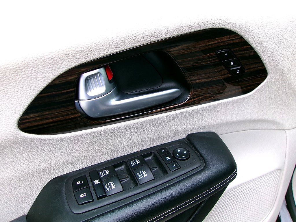 Used 2024 Chrysler Pacifica Limited FWD image 7