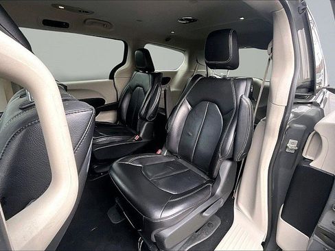 Used 2022 Chrysler Pacifica Touring-L w/ Uconnect Theater Family Group image 26