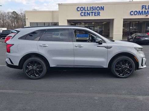 Used 2023 Kia Sorento SX image 2