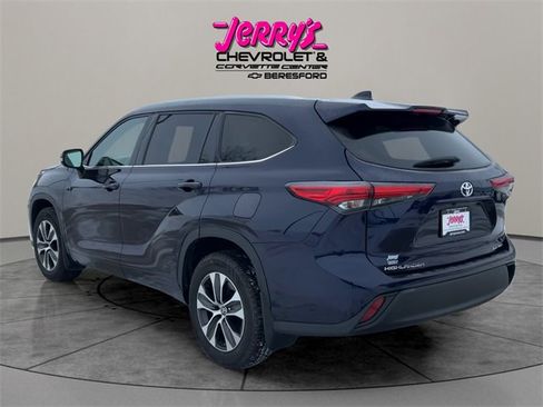 Used 2022 Toyota Highlander XLE image 3