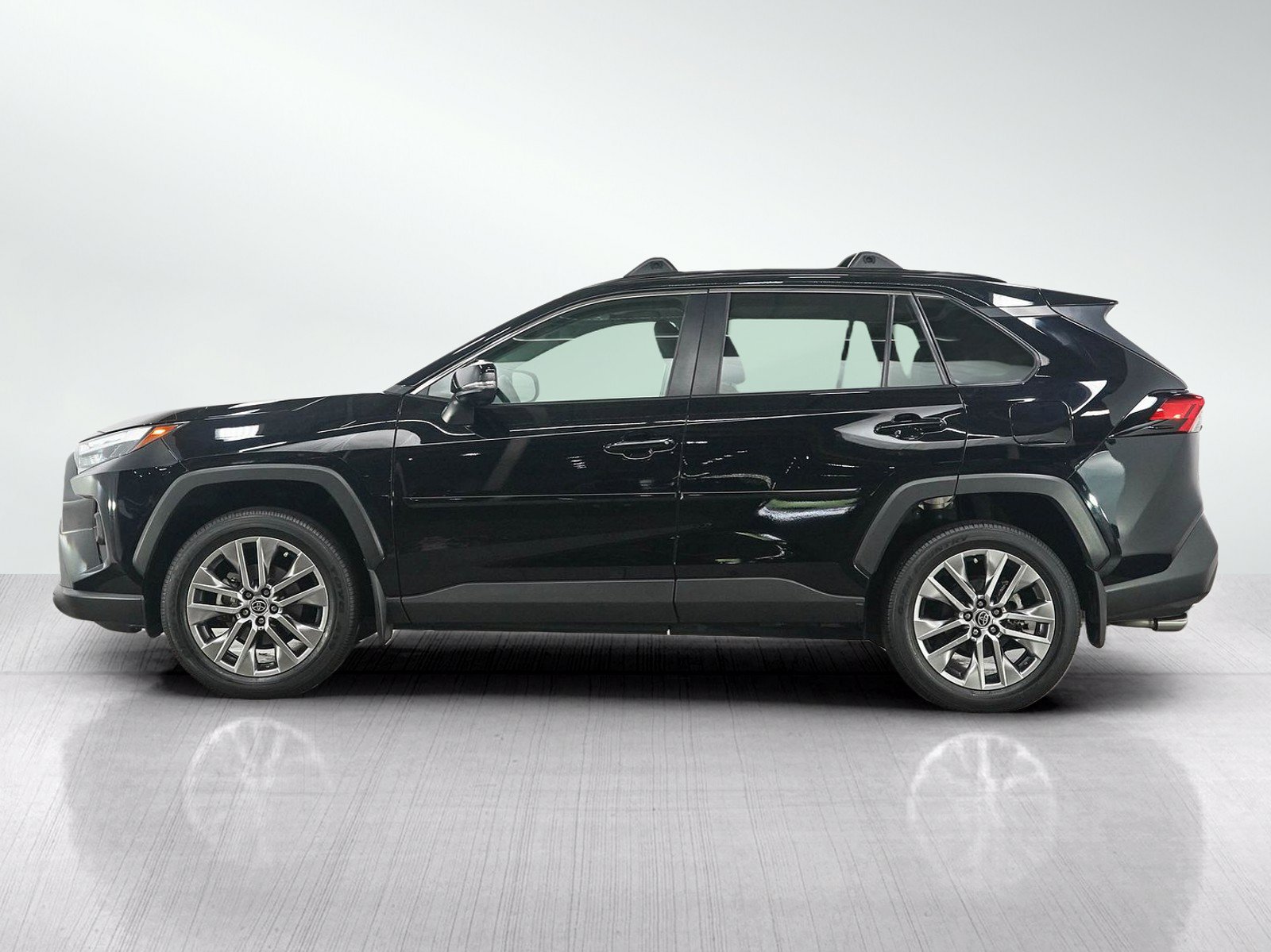 Used 2022 Toyota RAV4 XLE Premium FWD image 2