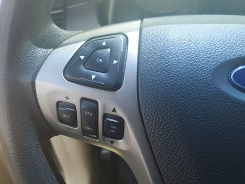 Used 2015 Ford Taurus SE FWD image 15