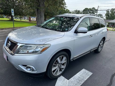Used 2013 Nissan Pathfinder Platinum AWD/4WD image 2
