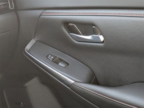 Used 2025 Nissan Sentra SR w/ SR Premium Package image 14