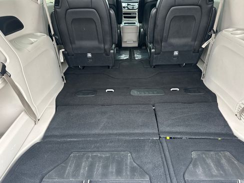 Used 2023 Chrysler Pacifica Touring-L image 15