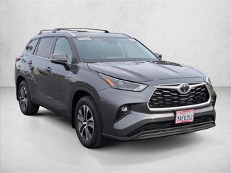 Used 2022 Toyota Highlander XLE FWD video 3