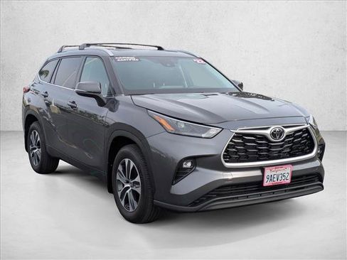 Used 2022 Toyota Highlander XLE FWD image 3