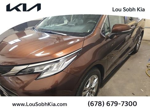 Used 2022 Toyota Sienna Limited image 1