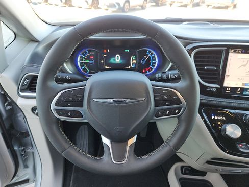Used 2024 Chrysler Pacifica Select image 16