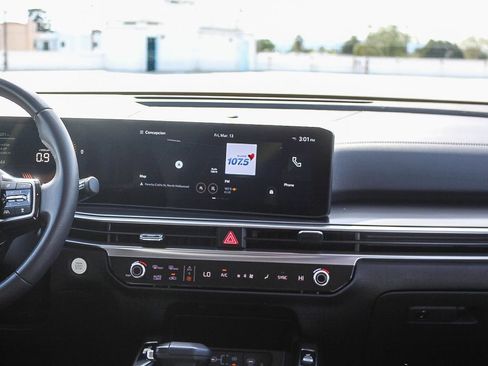 Used 2025 Kia Sorento S FWD image 14