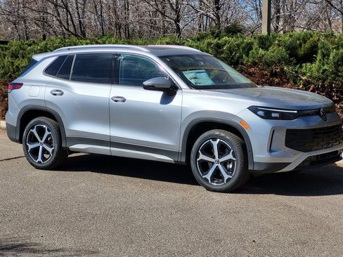 New 2025 Volkswagen Tiguan SE image 3