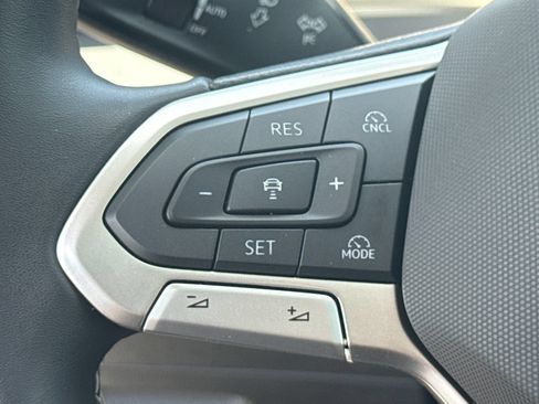 Certified 2025 Volkswagen Tiguan SE w/ Panoramic Sunroof Package AWD/4WD image 32