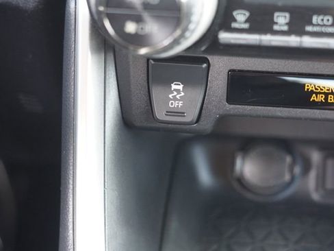 Used 2020 Toyota RAV4 XLE w/ Convenience Package FWD image 29