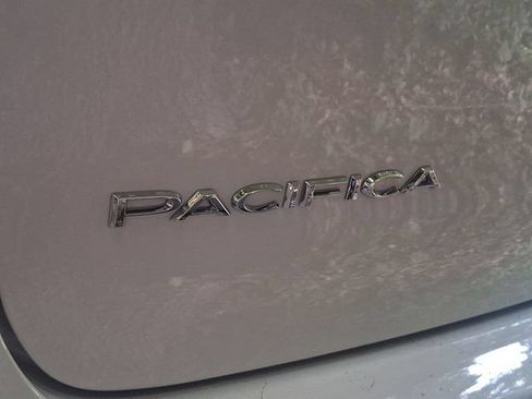 Used 2023 Chrysler Pacifica Touring-L FWD image 9