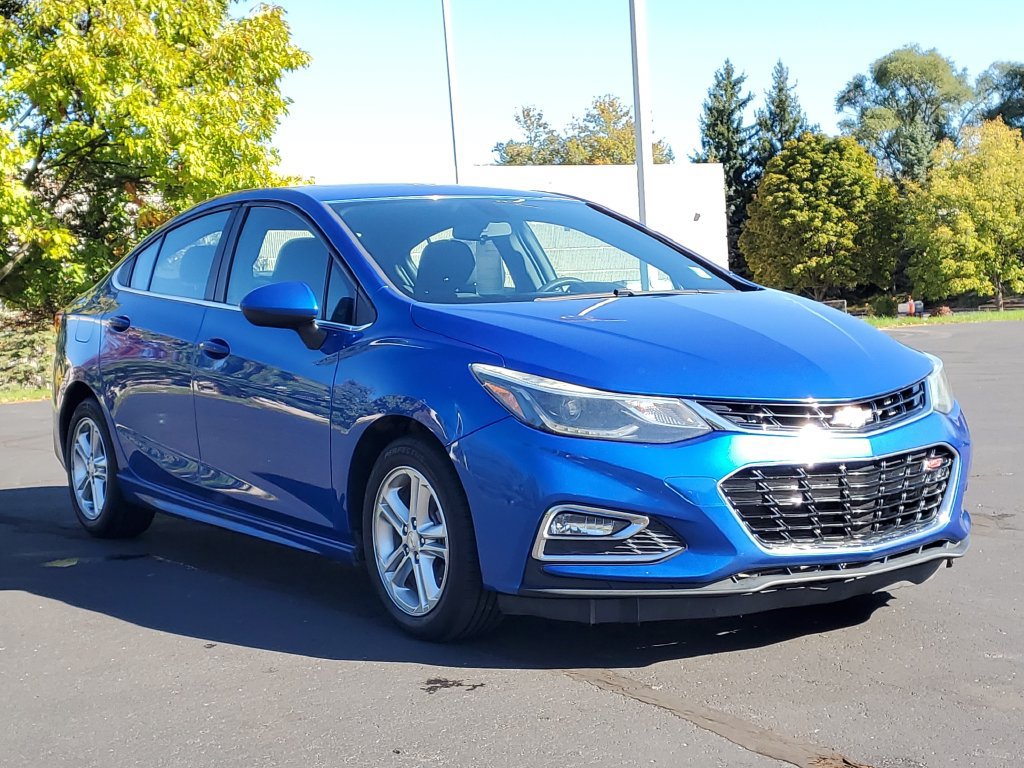 Used 2017 Chevrolet Cruze LT w/ LT True North Edition FWD image 2