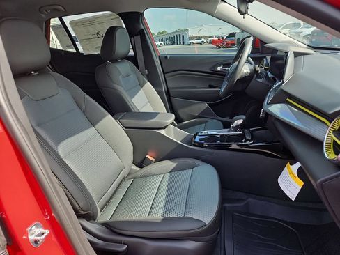 Used 2026 Chevrolet Trax LT w/ LT Convenience Package FWD image 19