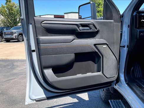 Used 2025 GMC Sierra 2500 AT4 w/ AT4 Premium Plus Package AWD/4WD image 18