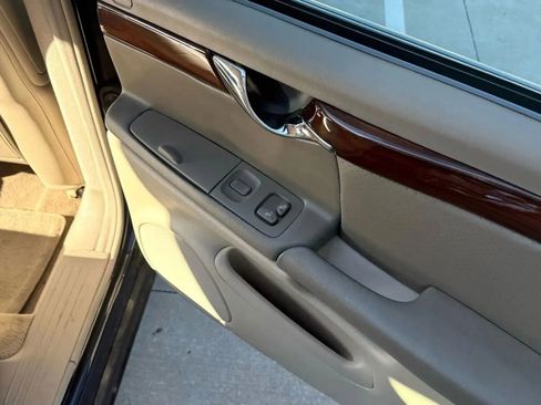 Used 2005 Cadillac De Ville DTS w/ Equipment Group image 17