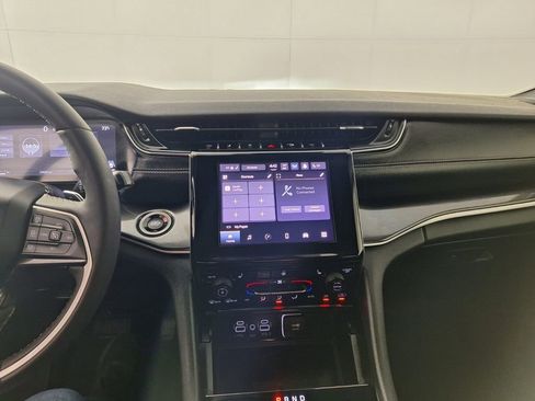 Used 2023 Jeep Grand Cherokee Altitude image 16