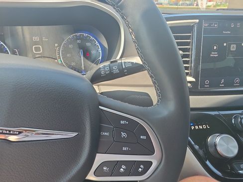 Used 2023 Chrysler Pacifica Touring-L FWD image 31