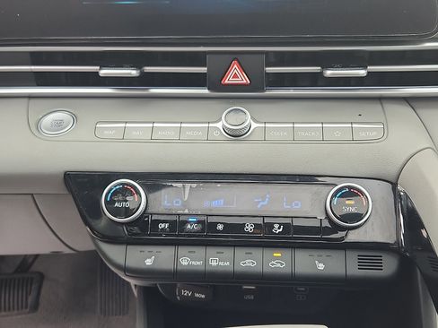 Certified 2024 Hyundai Elantra SEL w/ Convenience Package FWD image 18