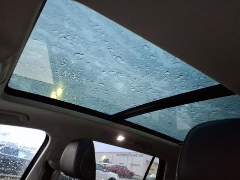 Used 2023 Volkswagen Tiguan SE image 11