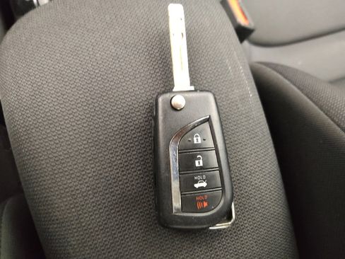 Used 2021 Toyota Corolla LE FWD image 32