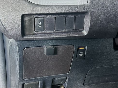 Used 2015 Toyota Sienna SE FWD image 17