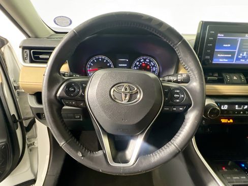 Used 2019 Toyota RAV4 XLE Premium FWD image 17