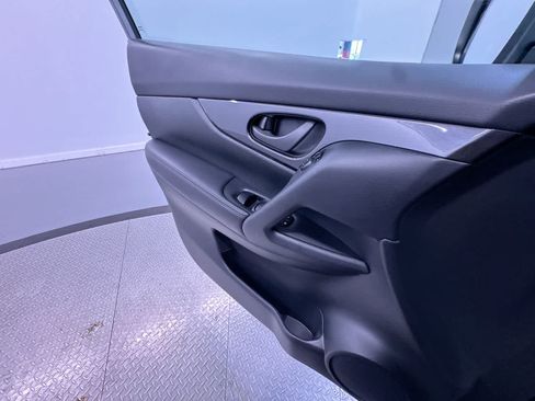 Used 2020 Nissan Rogue S FWD image 32